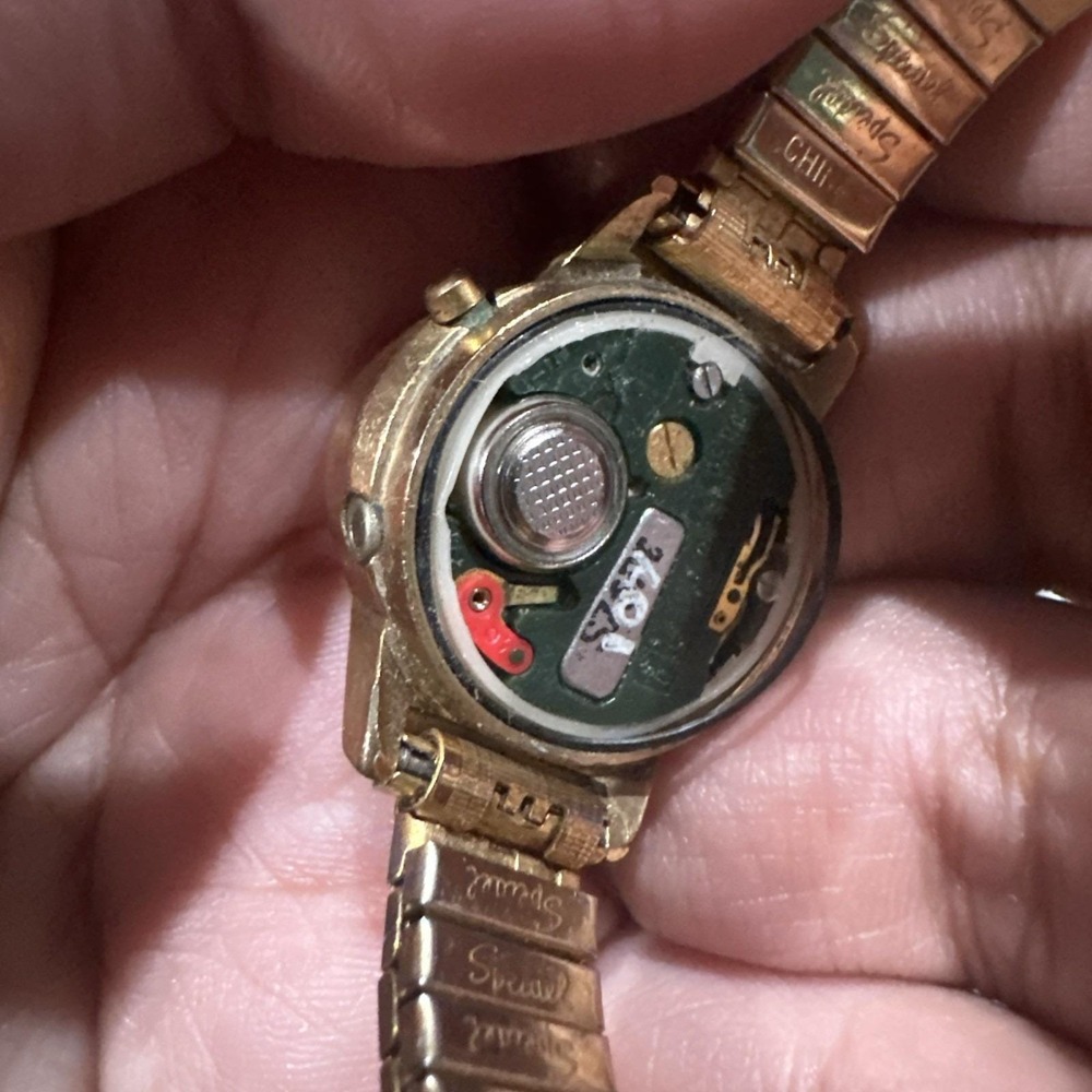 Vintage Bulova Digital N7 Ladies watch Quartz 25mm Missing Back Cover - Repair - Picture 4 of 6